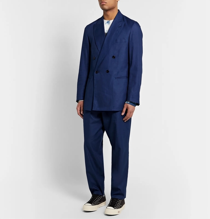 Thiết kế ve xếch, hai hàng cúc thường thấy ở những bộ tuxedo sang trọng, nhưng phom áo của Blue Blue Japan vẫn thoải mái, có thể mặc cùng áo thun và giày thể thao. Sản phẩm được may tại Nhật Bản, sử dụng vải cotton thoáng khí. Giá từ hà sản xuất 480 USD (hơn 11,3 triệu) cho áo, quần thun kẻ sọc xếp ly 265 USD (hơn 6,2 triệu).